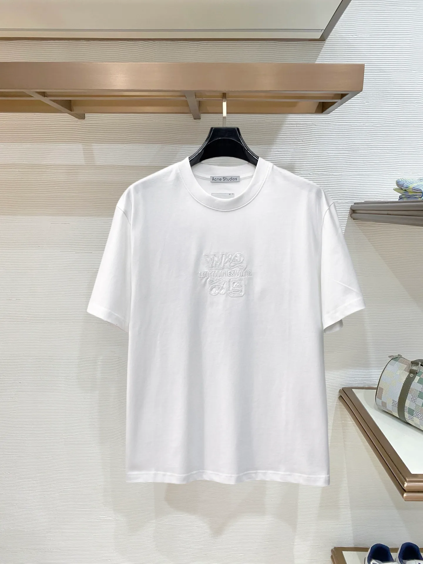 Balenciaga's high-end top-quality products 🐮2026 Spring and Summer New Arrival first counter, the latest New Arrival short-sleeved round neck T-shirt, Premium customized design, avant-garde and fashionable! Brand logo heavy craftsmanship design Premium customized 260g fabric. Soft to the touch. Comfortable to wear. Counter-level exquisite stitching. Fine workmanship. The upper body effect is incomparably handsome! A must-have item for men and women with the same style! Sizes: S~XXL When placing an order, please state your height and weight. The maximum wearing size is 210 pounds (one size larger)